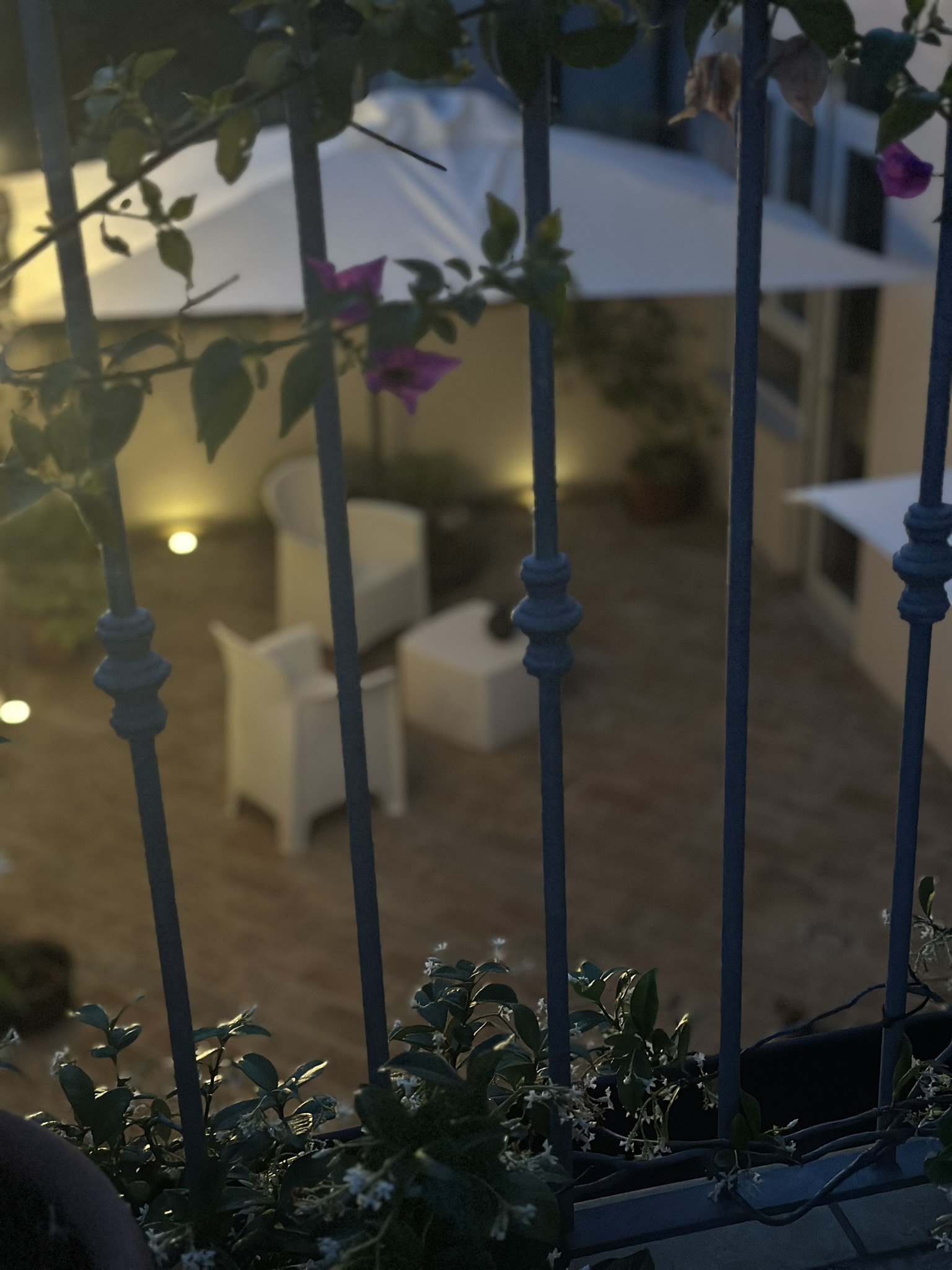 Dettaglio del cortile la sera
