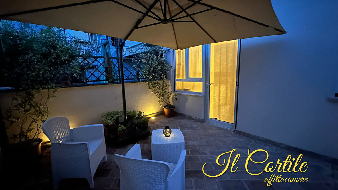 Cortile esterno illuminato